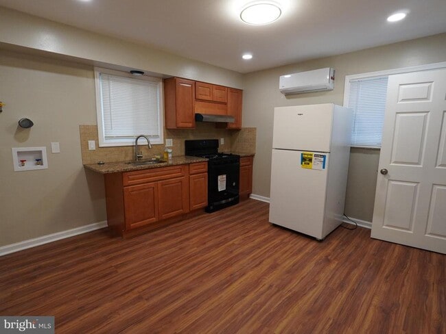 Building Photo - 710 N York Rd