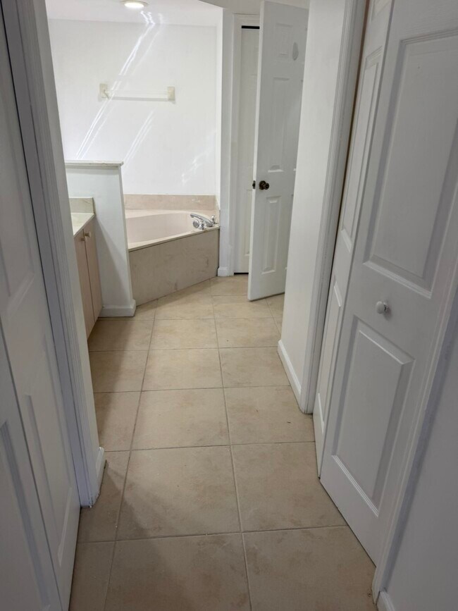 Building Photo - 137 SW Meade Cir