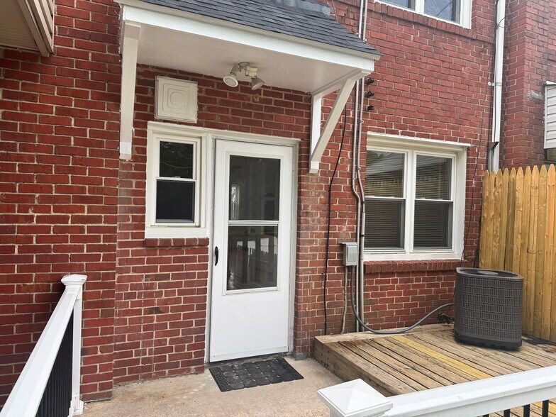 Building Photo - 1548 Aldeney Ave
