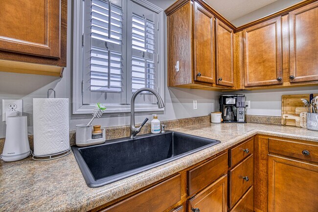 Building Photo - 4880 Imperial Dr