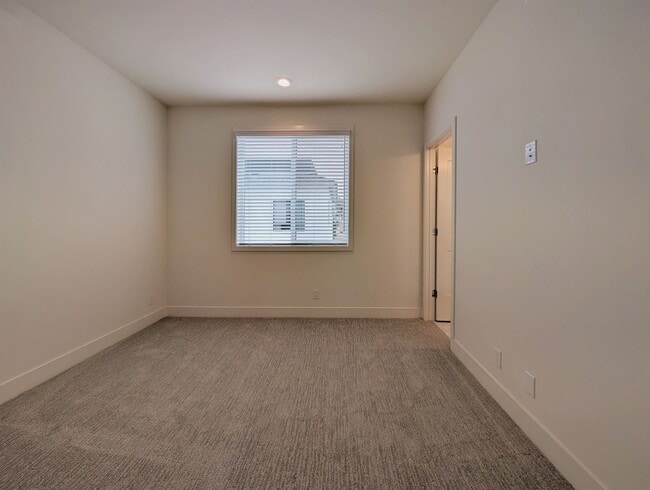 Building Photo - Modern coastal living on Main Street, Huntington Beach!