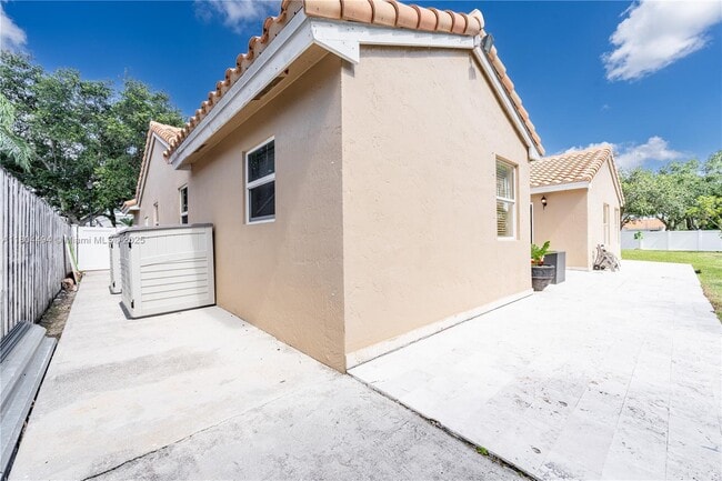 Building Photo - 1840 SW 135th Way