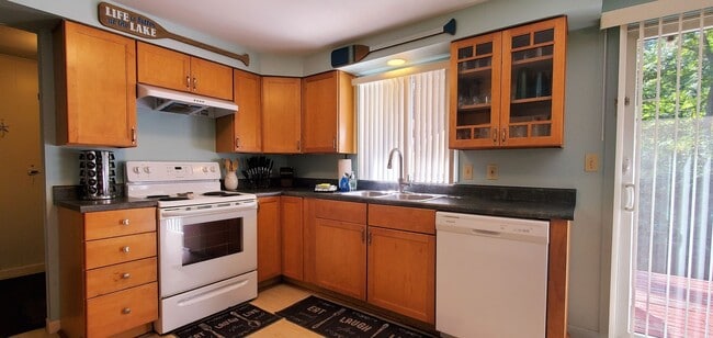 Building Photo - Charming 3-Bedroom, 1.5-Bathroom Fully Fur...