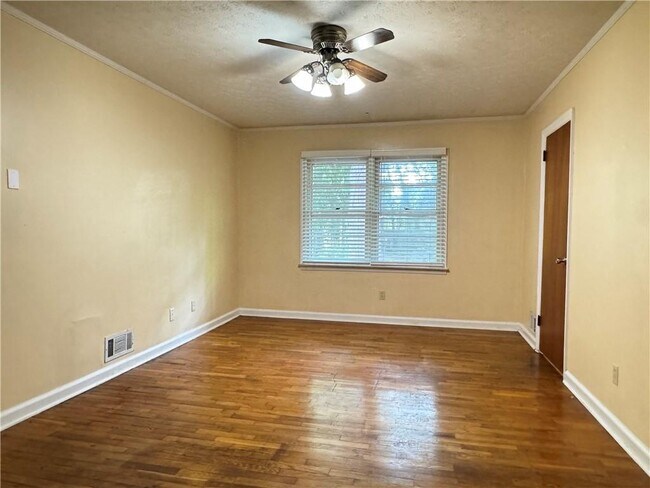 Building Photo - 222 Pineview Dr