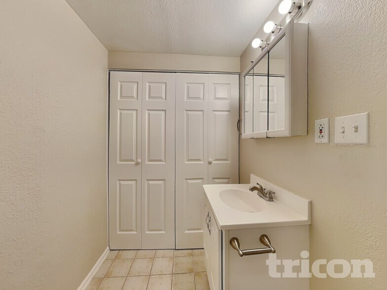 Building Photo - 1631 W 135th Dr