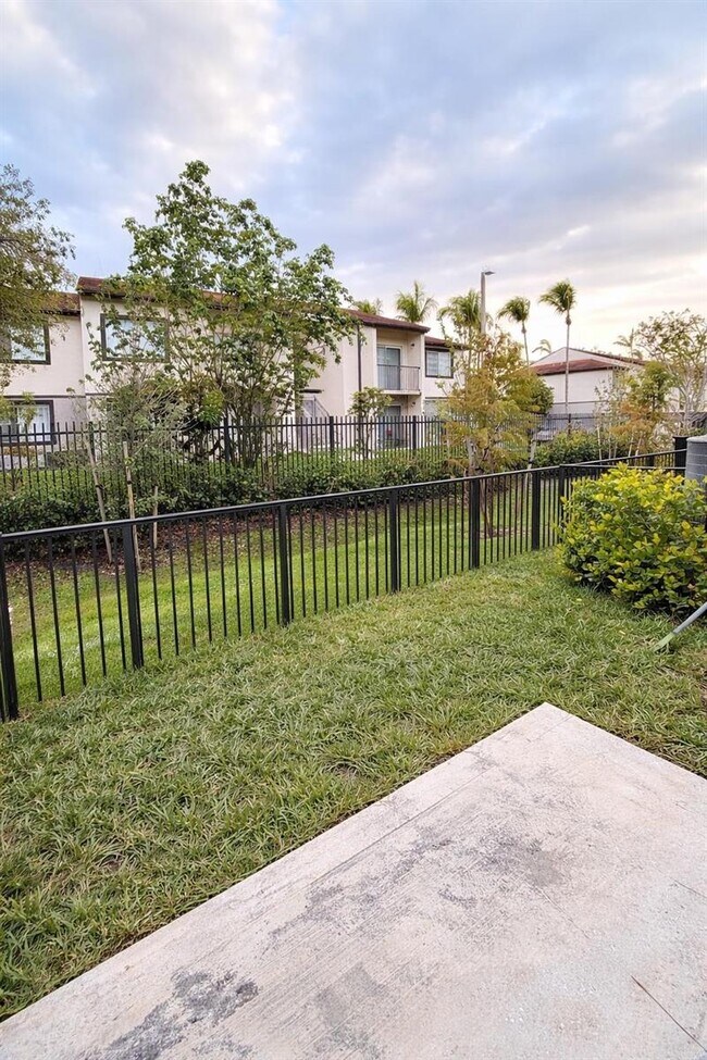 Building Photo - 5010 SW 37th St