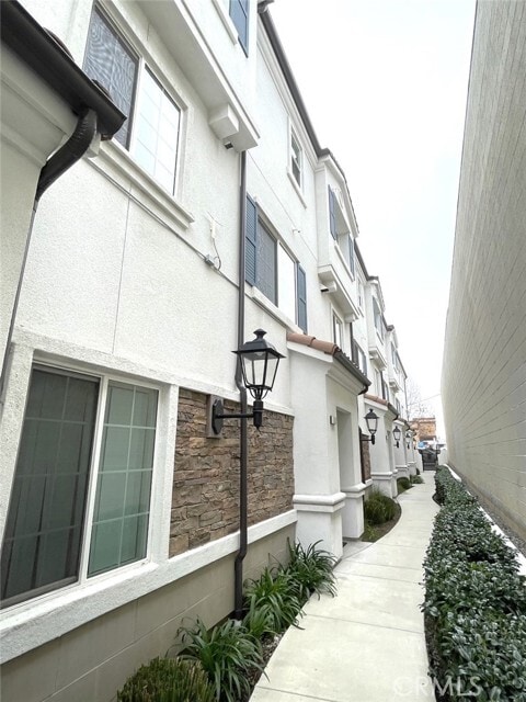 Building Photo - 521 N Erie St