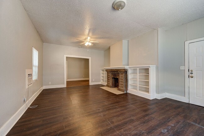 Building Photo - Large 2 bed / 1 bath house! 3 Minutes from I-235, and 10 Minutes from Bricktown!