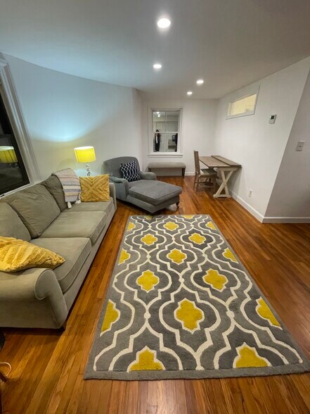 Building Photo - 242 Beacon St