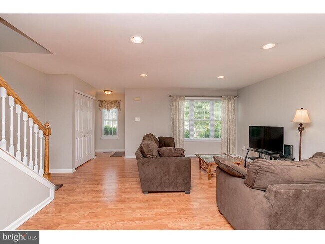 Building Photo - 106 Fir Dr