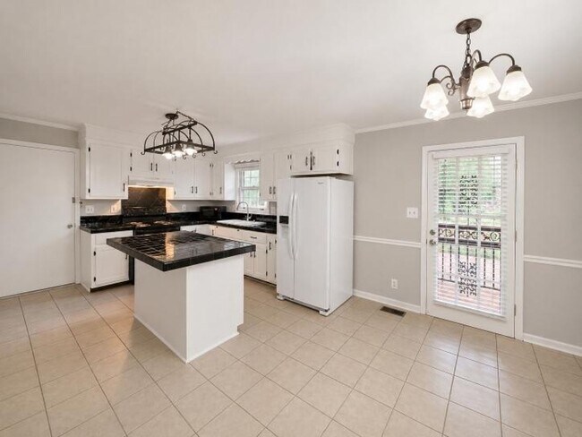 Building Photo - MOVE-IN SPECIAL!! $250 OFF First Month
