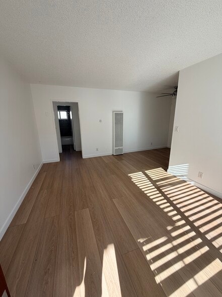 Building Photo - 940 S Venice Blvd