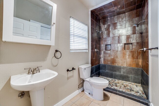 Building Photo - TOBIN HILL COTTAGE