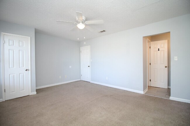 Building Photo - Spacious 3-Bedroom, 1.5-Bath Townhome in Gulf Breeze Near Top-Rated Schools, Beaches, and Gulf Br...