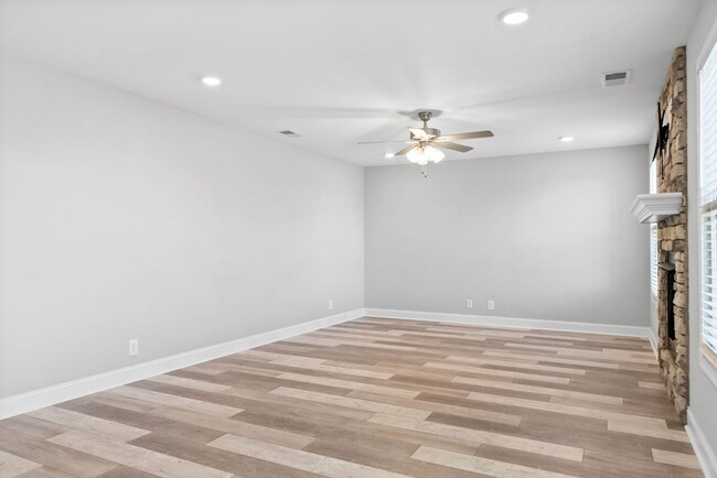 Building Photo - 4 Bedroom Home For Rent Near Post!