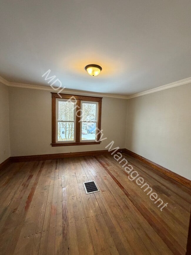 Building Photo - 3 bedroom 1.5 Bath Home