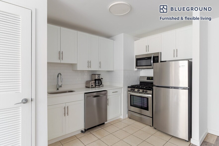 Building Photo - 556 3rd Ave