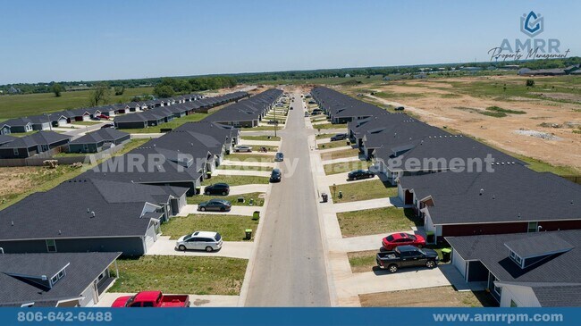 Building Photo - New 3 Bedroom Townhome!