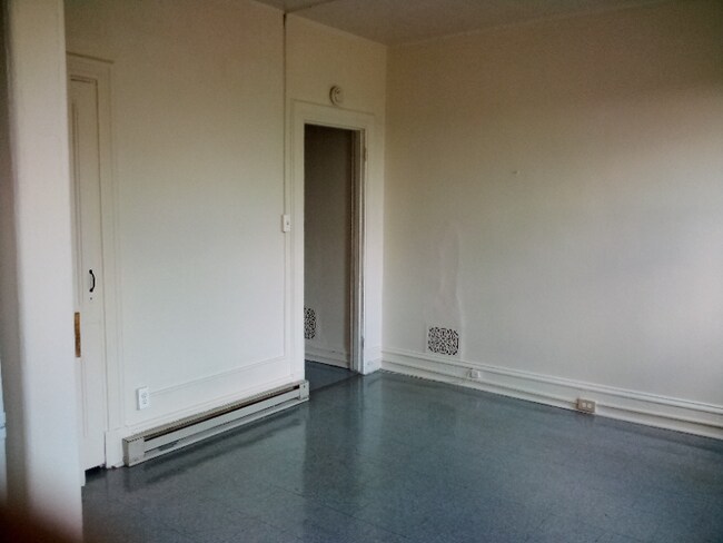 Building Photo - 1029 Penn St