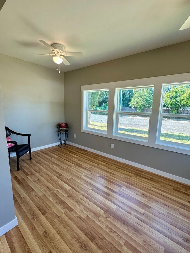 Building Photo - Beautiful 3 bedroom 3 bath Two Story House