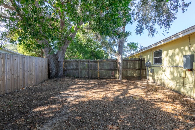 Building Photo - 617 Lyndhurst St