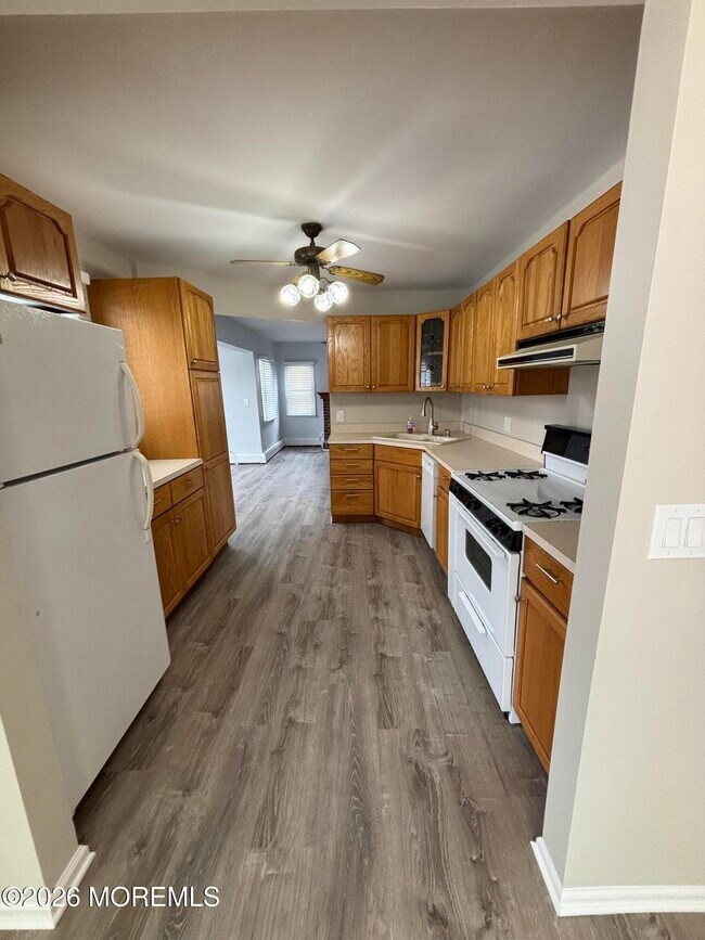 Building Photo - 507 Riverside Dr S