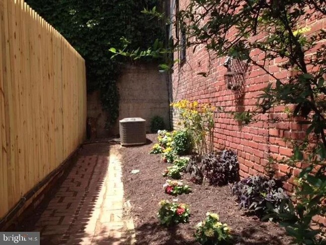 Building Photo - Cozy Georgetown House with Private Garden