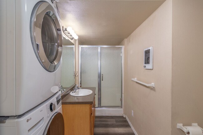 Building Photo - Charming 3 Bedroom 2 Bath House Near EWU!!