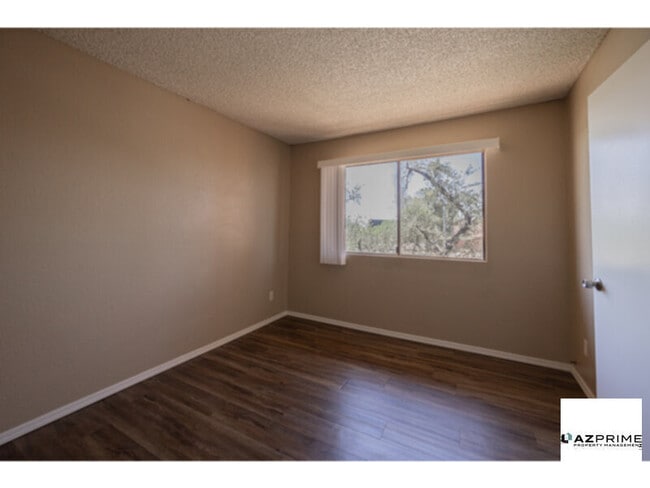 Building Photo - Stylish 2/2 Phoenix Condo in Prime Location!