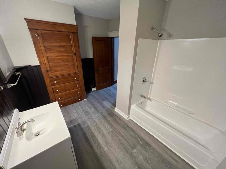 Building Photo - 1027 Delia Ave