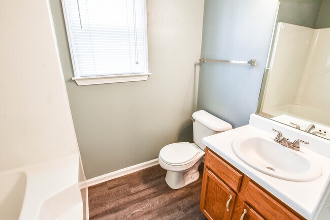 Building Photo - Pet Friendly Three Bedroom with Bonus in S...