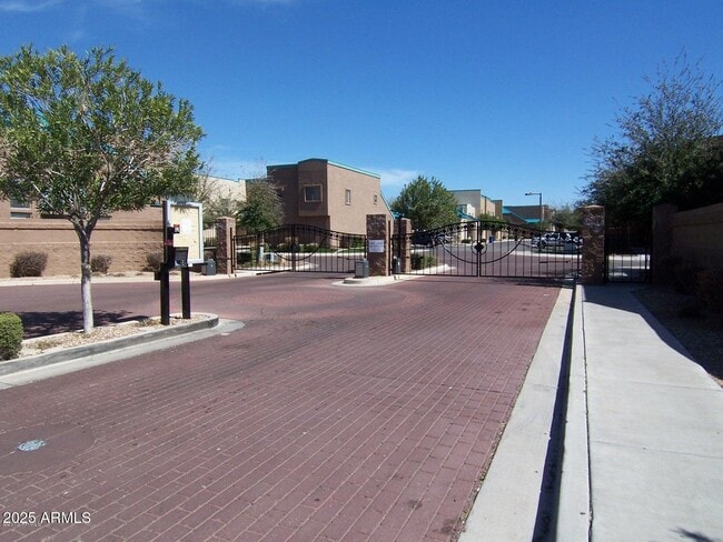 Building Photo - 1015 S Val Vista Dr