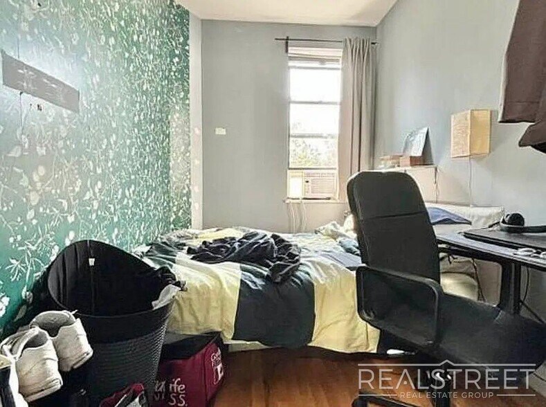 Building Photo - Gorgeous 3 Bedroom with private Garden in Prime Bushwick!