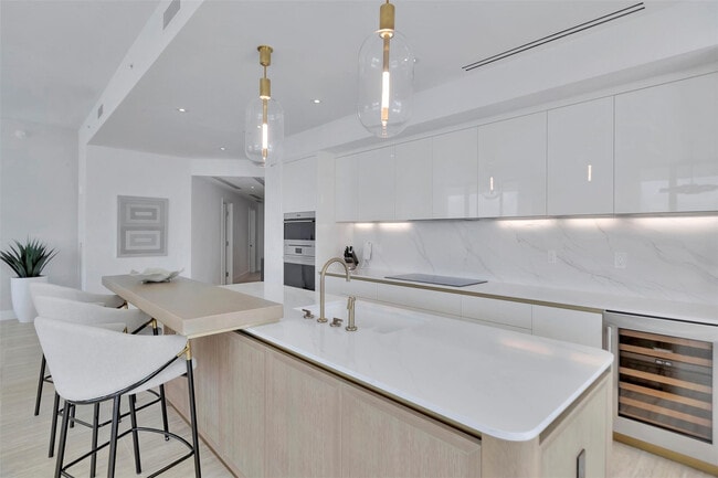 Building Photo - 525 N Fort Lauderdale Beach Blvd