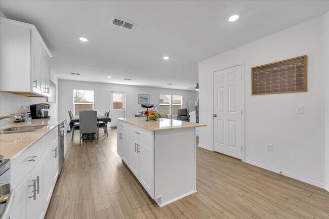 Building Photo - 14152 Calderwood St
