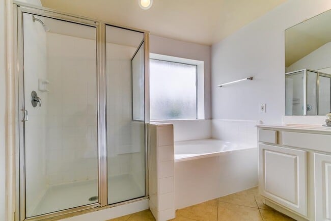 Building Photo - 16802 Village View Trail