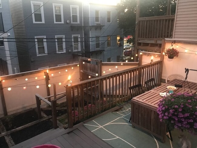 Building Photo - 296 Meridian St