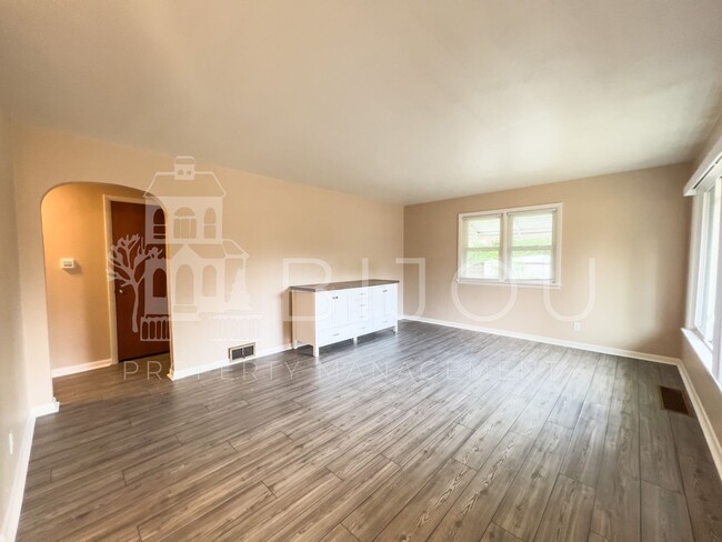 Building Photo - Move In Incentive, $300 off!!