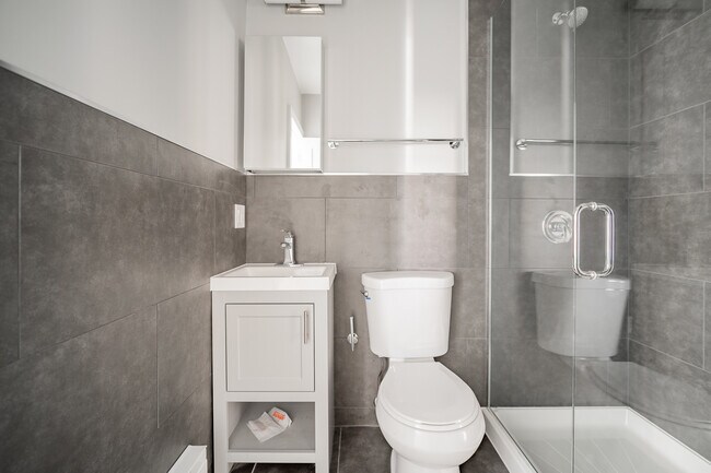 Building Photo - 1472 W Erie St