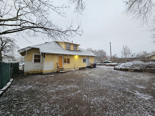 Building Photo - N Madelia St