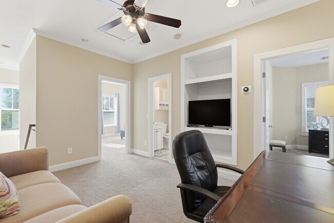 Building Photo - 313 Lakeview Dr