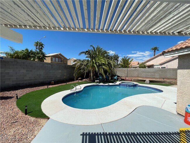 Building Photo - 1332 Royal Creek