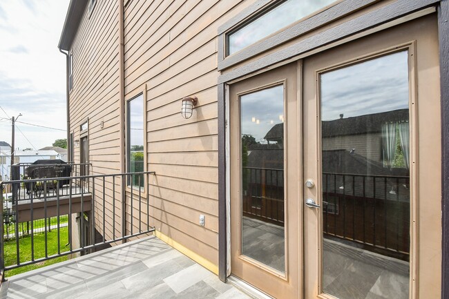 Building Photo - 748 W 16th St