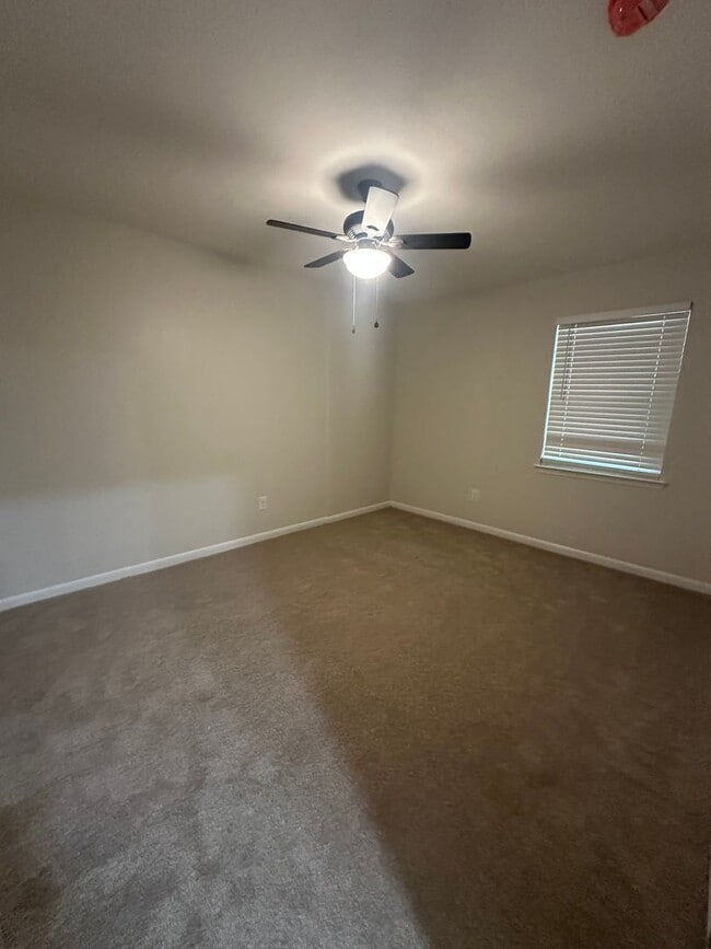 Building Photo - Newly remodeled 4/2 in the Eastgate Commun...