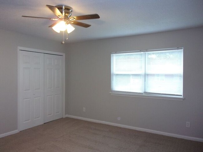 Building Photo - Recently Renovated 2 Bedroom 1 1/2 Bath To...