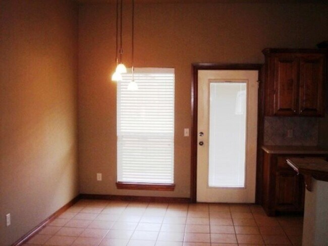 Building Photo - Open Plan - Edmond Schools - Must See