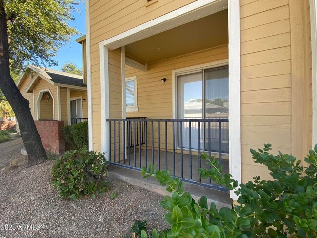 Building Photo - 2 bedroom townhome!