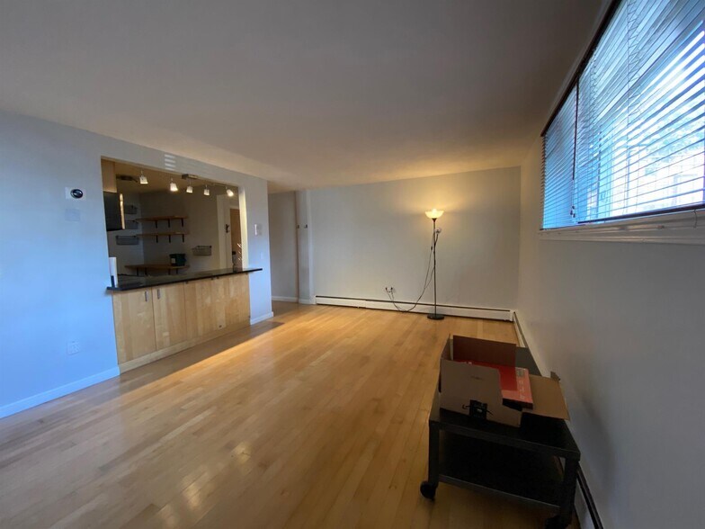 Building Photo - 123 Inman St