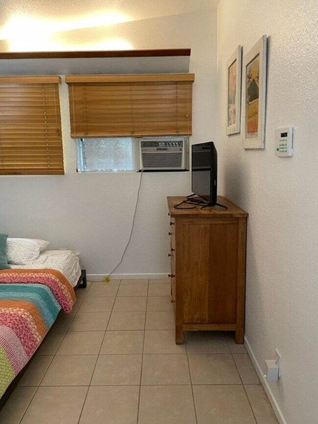 Building Photo - Single Level, Patio, Private W&D, Window A...
