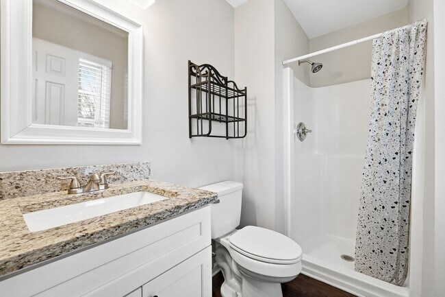 Building Photo - Renovated end-unit townhome in the Heart of Roswell